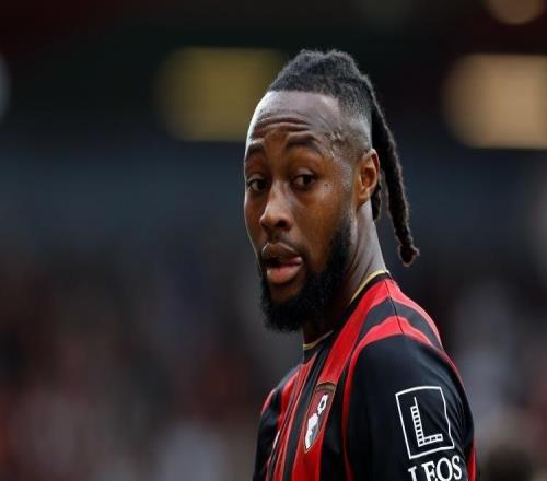 一日英超動(dòng)向：昔日希望想要離開(kāi)曼聯(lián)，斯洛特購(gòu)買(mǎi)他接班薩拉赫