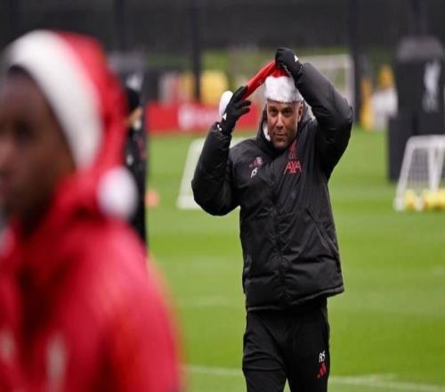 傳統(tǒng)環(huán)節(jié)，利物浦全隊(duì)戴圣誕帽在訓(xùn)練場(chǎng)拍大合照