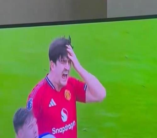 被抓包，馬奎爾和拉森對抗時假裝被踢到頭，誇張反應被調侃