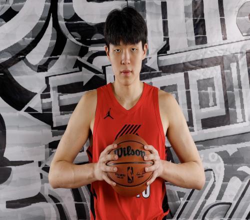 杨瀚森三场季前赛火爆,开拓者球迷热情高涨!