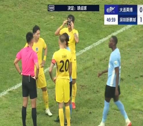 中超巨大爭議！杜加裏奇手球送點，VAR介入6分鍾，媒體人開炮