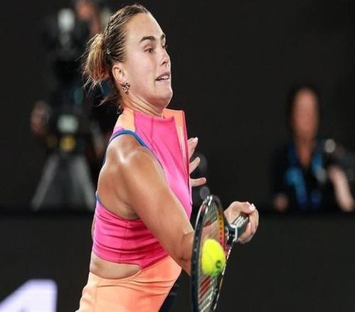 萊巴金娜首次獲得澳網(wǎng)女單冠軍，收獲第二個大滿貫獎杯