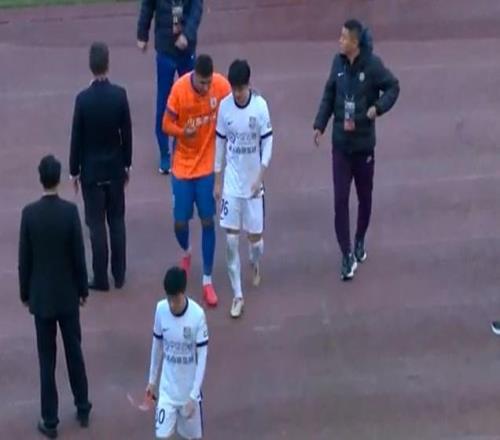 中超激烈衝突！克雷桑推人染黃，10人互相推搡，王秋明遭嘲諷