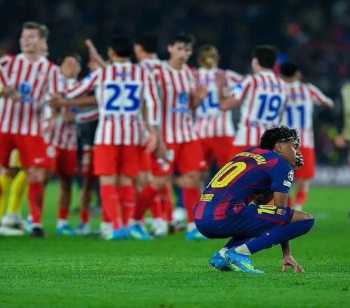 歐冠爭議判罰：馬競後衛禁區用手按球巴薩球員抗議點球主裁無視