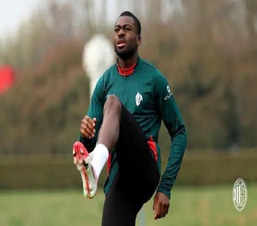 福法納丨10年前我邊踢球邊送外賣