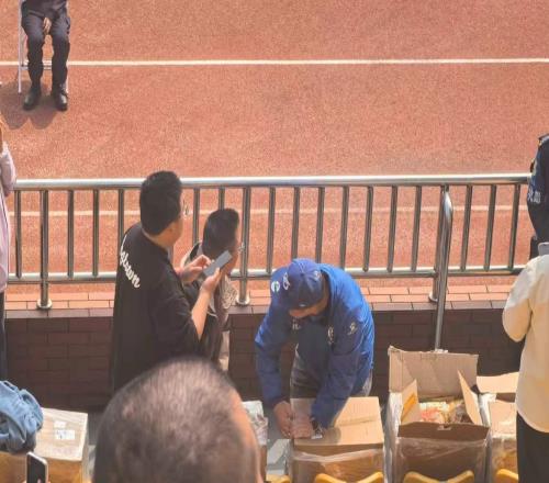 沈陽球迷搬了5箱雞架到常州，為“州際杯”沈陽隊現場助威