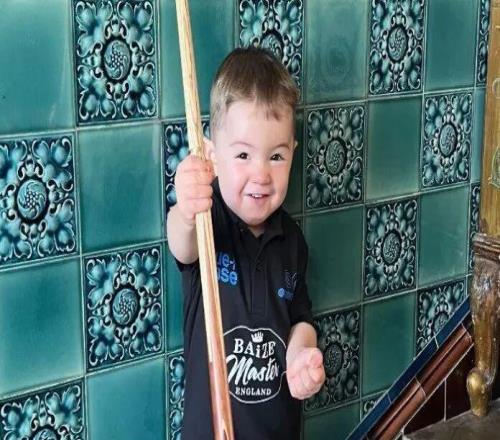 神了！兩歲娃還沒球桌高，卻拿下兩個(gè)臺球世界紀(jì)錄？網(wǎng)友：感覺他能虐我...