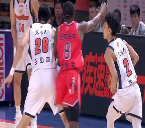 雙殺！CBA爭冠熱門又贏了，誕生第2支五連勝球隊，徐杰20分真穩(wěn)