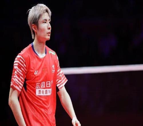 國(guó)羽率先鎖定總決賽五個(gè)四強(qiáng)席位，李詩(shī)灃受傷坐輪椅離場(chǎng)