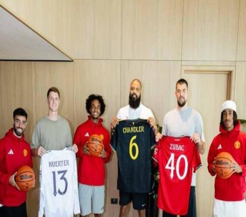 联动!祖巴茨等NBA球员造访卡灵顿,获赠曼联球衣