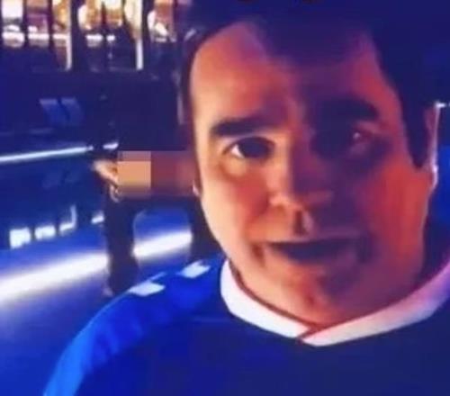 天空體育直播突發意外！球迷鏡頭前露屁股，主持人道歉中斷采訪