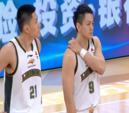 隨著上海大勝江蘇，遼寧慘敗廣廈，CBA最新積分榜出爐：榜首易主