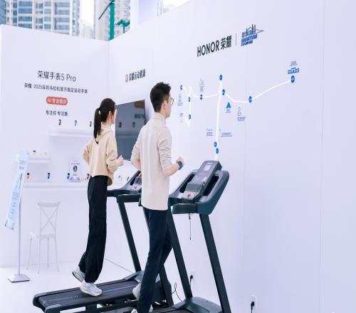 手機(jī)變私教、機(jī)器人送水？深馬AI濃度高，科技深企搶灘集結(jié)