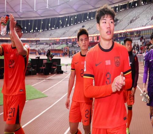 2场失误送3球!20岁国足红星遭亚泰球迷指责,做手势挑衅:你下来
