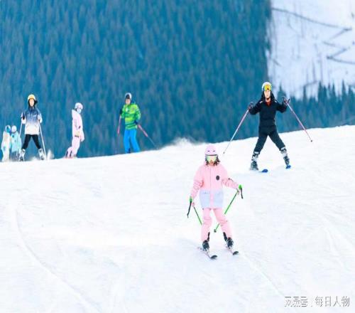 拼“殘票”，找學(xué)生優(yōu)惠，“窮滑”的年輕人，把中產(chǎn)滑雪拉下神壇