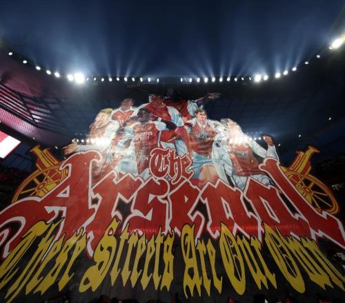 槍手球迷Tifo將從熱刺轉(zhuǎn)會(huì)而來(lái)的坎貝爾放在最上方，引發(fā)熱議