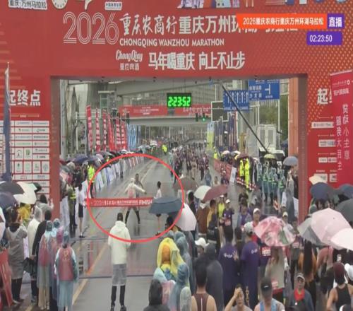 萬(wàn)州全馬冠軍沖線遭攔截續(xù)：涉事裁判停賽處罰被追加至兩年