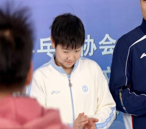 國乒亮相劍指亞洲杯！孫穎莎歡樂笑彎腰，王曼昱合影一臉嚴肅