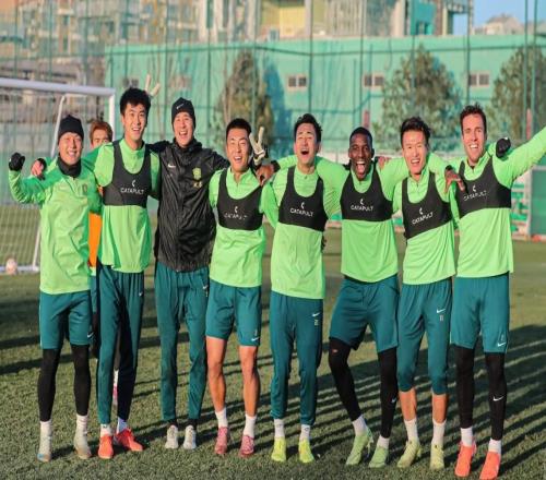 法比奧曬照：仔細(xì)看我受傷的右膝，你就知道我們隊(duì)付出了一切