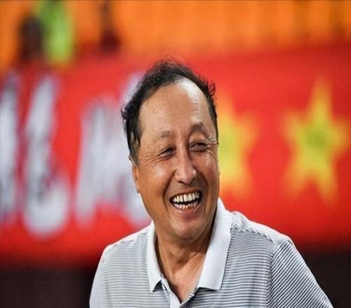 他是80年代最佳中鋒，執教生涯成敗都在亞泰，68歲享受退休生活