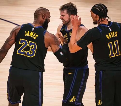 詹姆斯復(fù)出，湖人勝率提升30%，艾頓被喂成“艾尼爾”