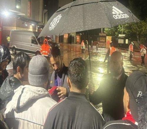 敬業！阿莫林賽後冒雨為球迷簽名並合影