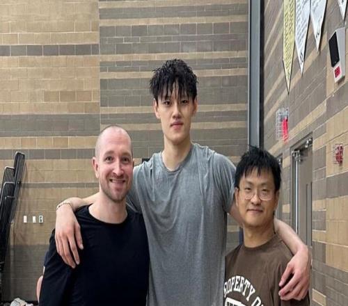 训练师:曾凡博2米11&如此能投!网媒:凡博可能获得篮网双向合同
