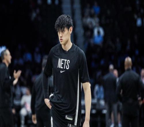 NBA中国赛篮曾凡博上半场出场三分钟:既没比赛经验也没战术地位
