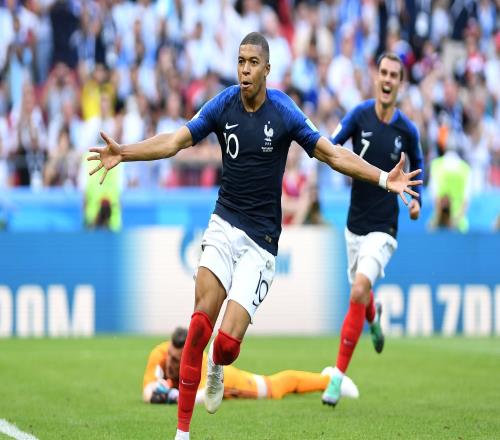 懂球帝12周年120大瞬間E組：梅西伯納烏曬球衣，紅軍雙紅會造七喜