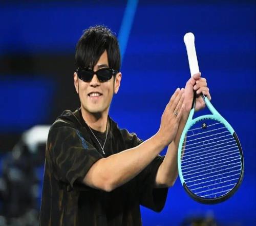 【多图回顾】澳网有自己的“全明星” ：杰伦上演一动不动、辛纳阿卡观赛化身表情帝