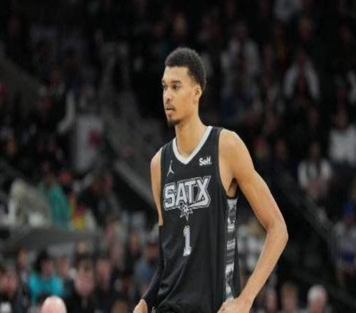 5勝0負(fù)！文班化身超級(jí)第六人馬刺延續(xù)傳統(tǒng)再?zèng)_冠