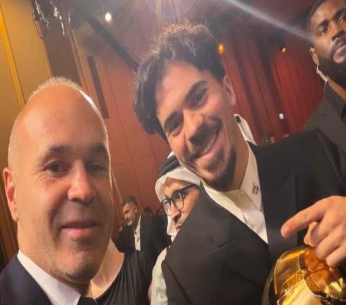 維蒂尼亞曬自己和伊涅斯塔合影：終極榜樣，我太幸運了