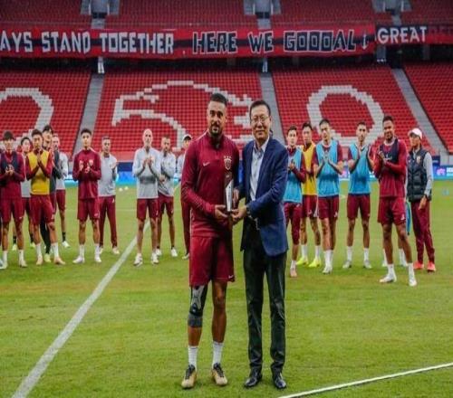 海港今日訓練前，黨總支書記沙良昌為李帥頒發百場紀念球衣