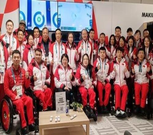 中國殘聯主席程凱一行在意大利科爾蒂納觀賽并看望殘疾人運動員