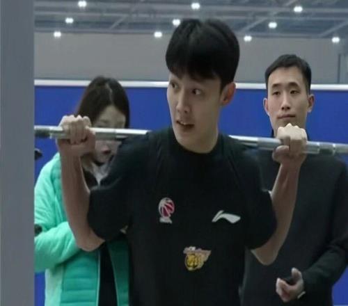 广东男篮体测！徐杰负重深蹲25个，崔永熙深蹲30个助跑摸高3米44