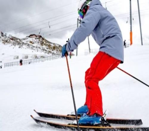 英國滑雪男的新“標配”？雪場隱秘陪伴服務(wù)，真相沒那么簡單