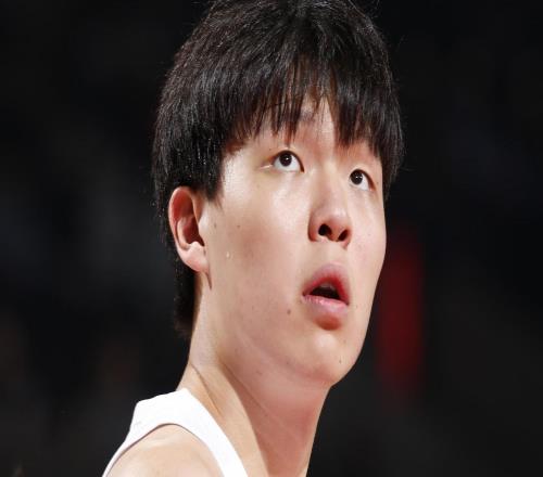 媒体人:杨瀚森明显更适应更从容,明确了自己在场上的价值