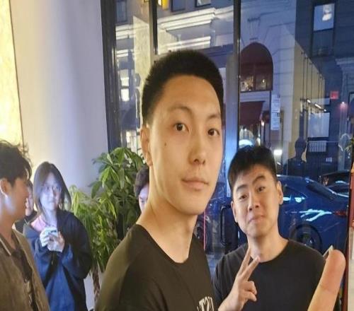 小曾穿籃網(wǎng)訓(xùn)練褲！網(wǎng)友在曼哈頓遇到曾凡博胡明軒：兩人都很友好