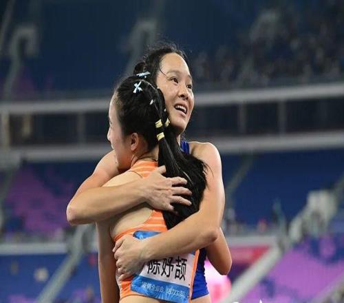 兩代“飛人”燃跑道，一捧薪火傳希望