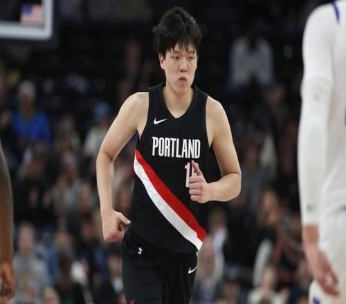 NBA新赛季打响,杨瀚森将迎首秀,美媒:这名来自中国的中锋有望成为“进攻枢纽”