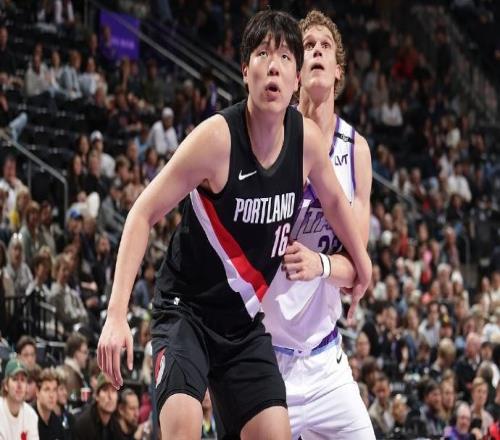 杨瀚森今日首秀,NBA第8位中国球员!出场从播音到字幕都是中文
