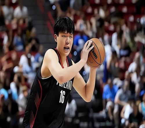 ESPN分析师:杨瀚森在夏联中有一次挡拆后三分,他能练出外线投篮