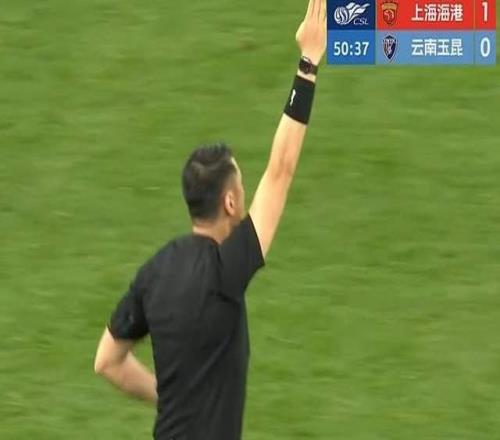 中超再現奇葩1幕：3個進球被吹，視頻回放看了足足11分鍾！