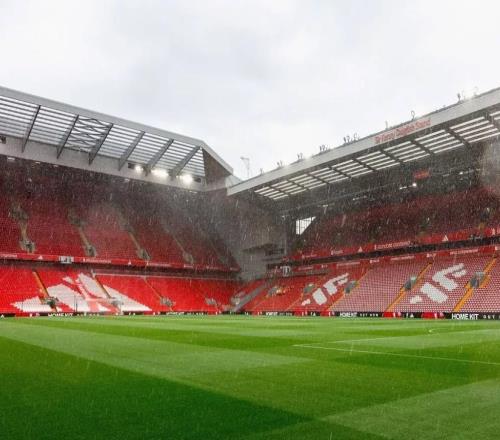 只有101米長(zhǎng)，安菲爾德因球場(chǎng)長(zhǎng)度不夠無(wú)法承辦歐洲杯