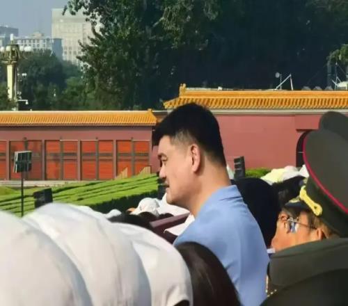 九三阅兵现姚明身影:卸下篮协重担后,他的笑容多了许多