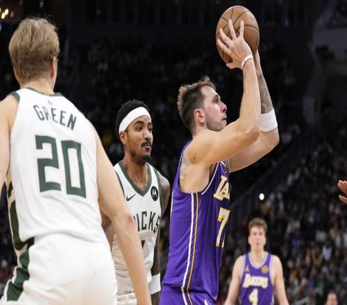 無所不能，湖人隊(duì)東契奇在90英尺外投進(jìn)一記不可思議的超遠(yuǎn)三分