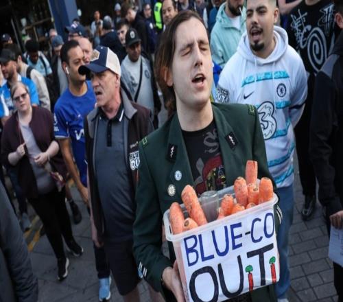 切爾西球迷手持胡蘿卜抗議BlueCo，它象征著“空頭支票”