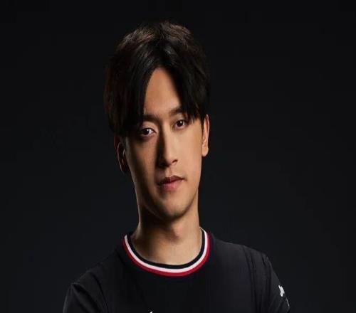 凱迪拉克發(fā)布新賽季首款賽車服，周冠宇上身圖來了??！