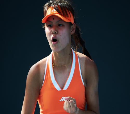 遺憾！中國(guó)女網(wǎng)15歲新星1-2止步八強(qiáng)：15連勝終結(jié)，已進(jìn)世界前十