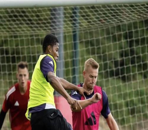 記者：德利赫特本賽季不一定能複出，曼聯在努力治療他的背傷